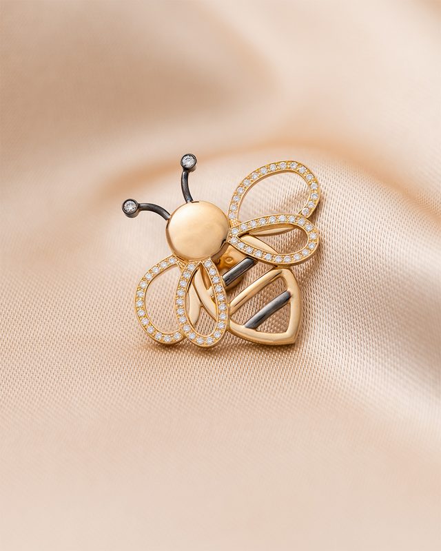 Jewelry photography — Bee brooch